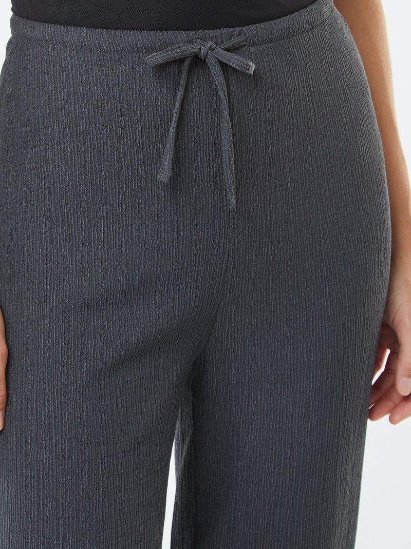 Pantalon large en maille plissée Gris foncé - Kiabi