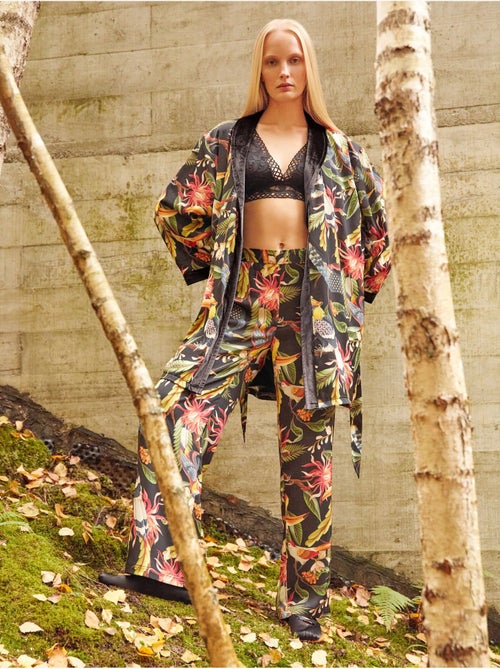 Pantalon large en satin avec imprimé tropical sophistiqué - Kiabi Pantalon large en satin avec imprimé tropical sophistiqué - Kiabi
