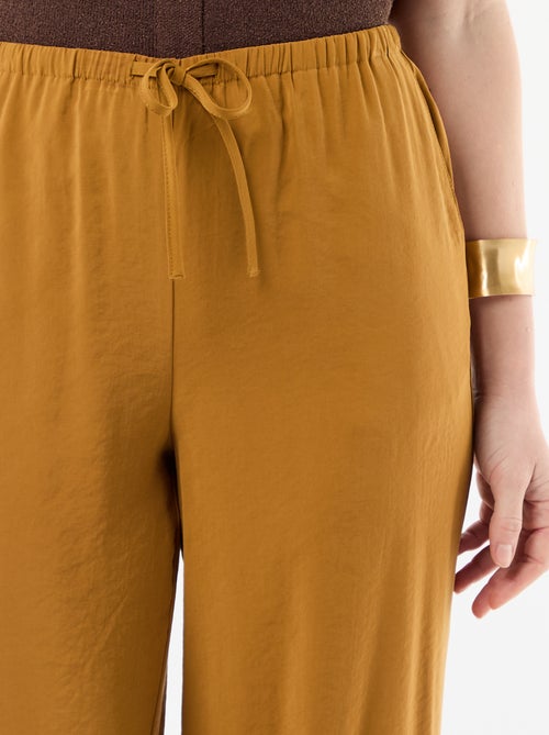 Pantalon large femme à taille élastiquée et lien à nouer - Kiabi Pantalon large femme à taille élastiquée et lien à nouer - Kiabi