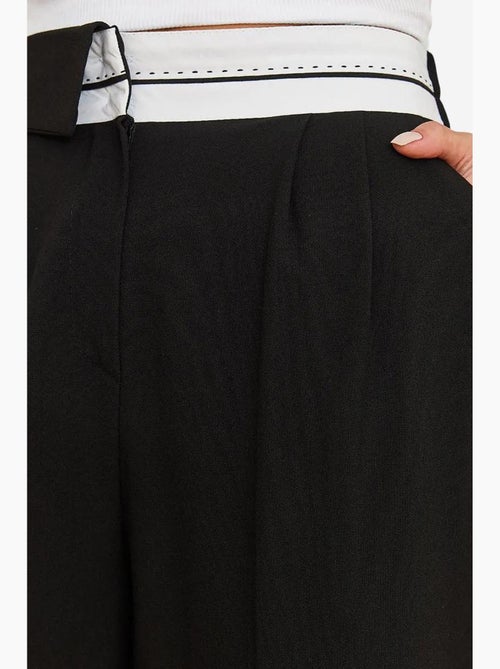 Pantalon palazzo boutonné à taille asymétrique et jambe large lucci - Kiabi Pantalon palazzo boutonné à taille asymétrique et jambe large lucci - Kiabi
