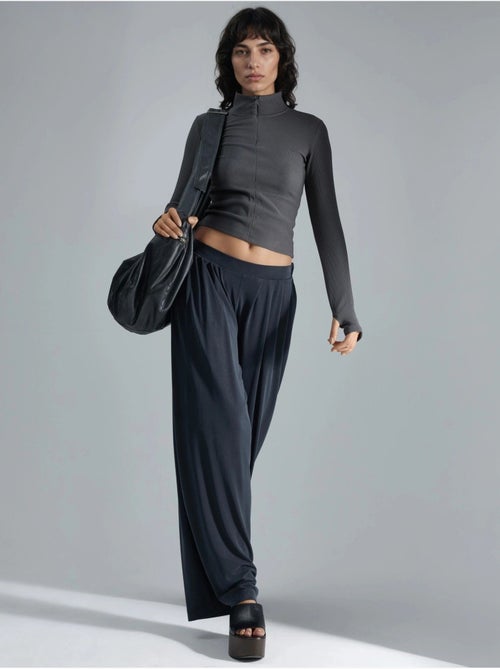 Pantalon plissé taille haute à jambes larges busem - Kiabi Pantalon plissé taille haute à jambes larges busem - Kiabi