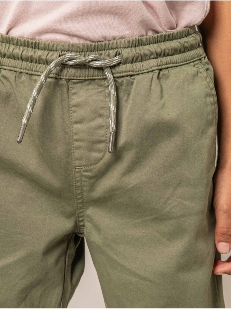 Pantalon régular garçon en coton 'Deeluxe' Vert kaki clair - Kiabi