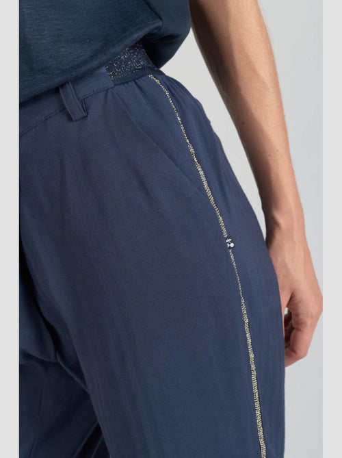 Pantalon REYDEL carotte 'Le Temps Des Cerises' - Kiabi