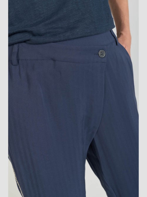 Pantalon REYDEL carotte 'Le Temps Des Cerises' - Kiabi