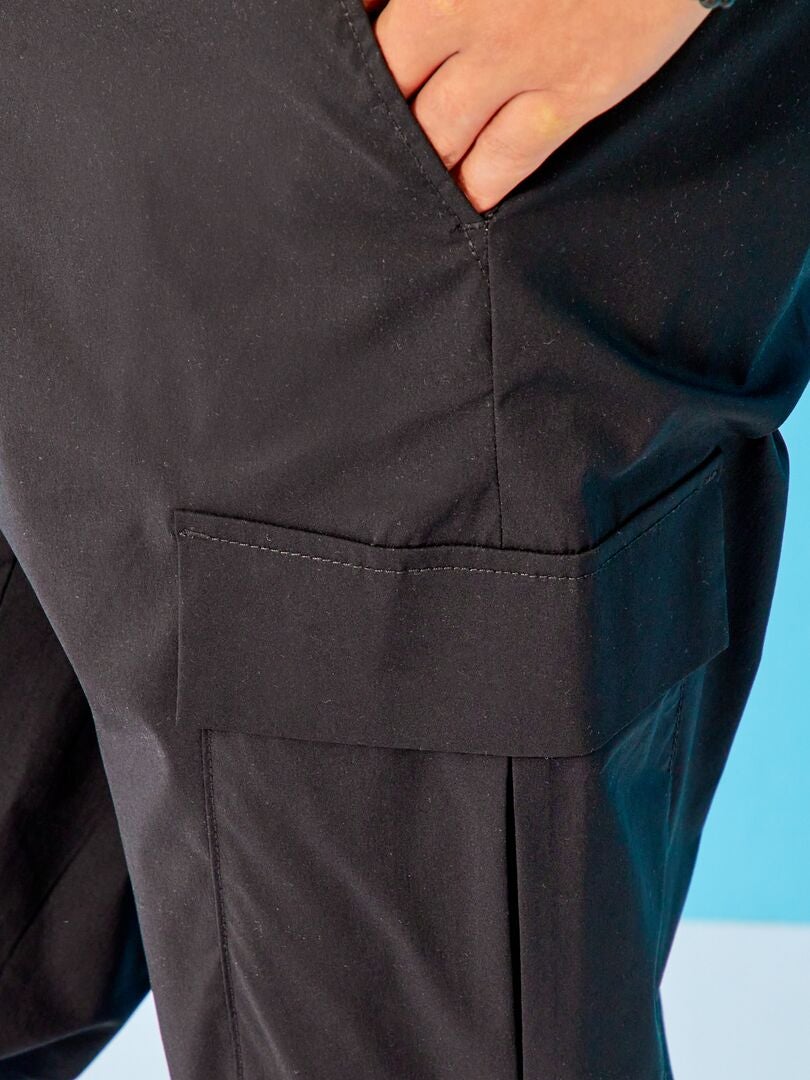 Pantalon slim avec poches sur les côtés noir - Kiabi