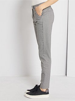 Pantalon slim imprimé 'pied de puce' - Kiabi