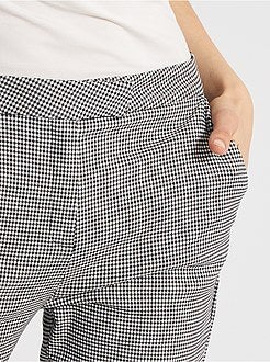 Pantalon slim imprimé 'pied de puce' - Kiabi