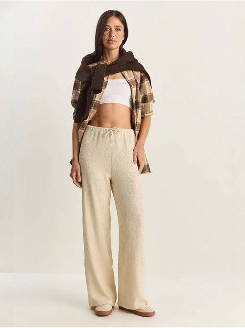 Pantalon taille haute à jambes larges en seersucker lucci - Kiabi Pantalon taille haute à jambes larges en seersucker lucci - Kiabi