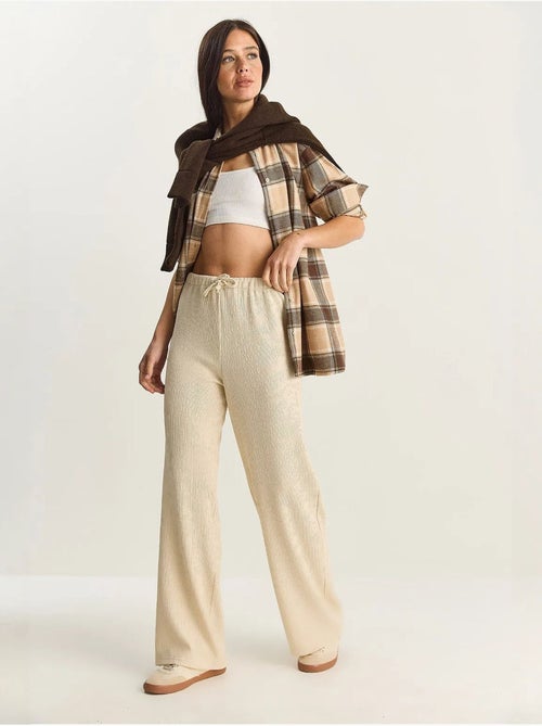 Pantalon taille haute à jambes larges en seersucker lucci - Kiabi Pantalon taille haute à jambes larges en seersucker lucci - Kiabi