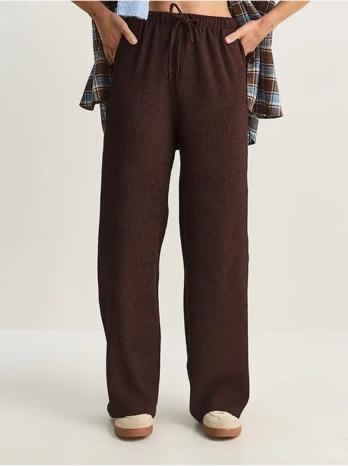 Pantalon taille haute à jambes larges en seersucker lucci - Kiabi Pantalon taille haute à jambes larges en seersucker lucci - Kiabi