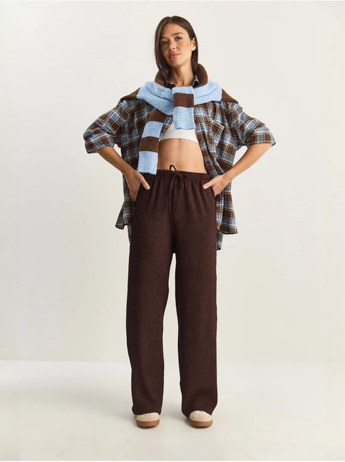 Pantalon taille haute à jambes larges en seersucker lucci - Kiabi Pantalon taille haute à jambes larges en seersucker lucci - Kiabi