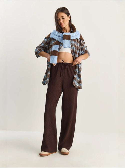 Pantalon taille haute à jambes larges en seersucker lucci - Kiabi Pantalon taille haute à jambes larges en seersucker lucci - Kiabi