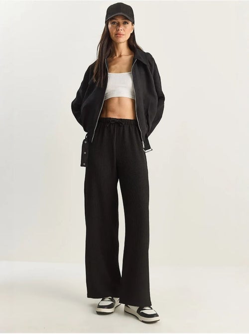 Pantalon taille haute à jambes larges en seersucker lucci - Kiabi Pantalon taille haute à jambes larges en seersucker lucci - Kiabi