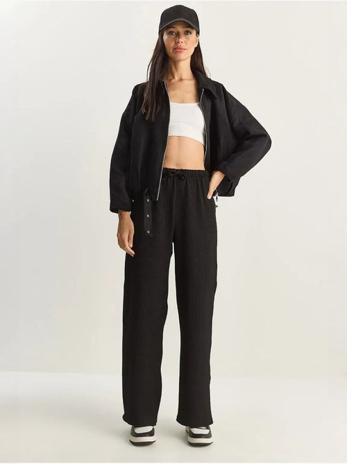 Pantalon taille haute à jambes larges en seersucker lucci - Kiabi Pantalon taille haute à jambes larges en seersucker lucci - Kiabi