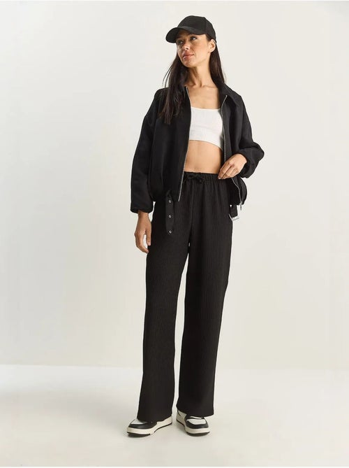 Pantalon taille haute à jambes larges en seersucker lucci - Kiabi Pantalon taille haute à jambes larges en seersucker lucci - Kiabi