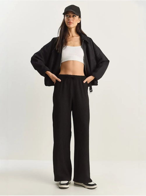Pantalon taille haute à jambes larges en seersucker lucci - Kiabi Pantalon taille haute à jambes larges en seersucker lucci - Kiabi