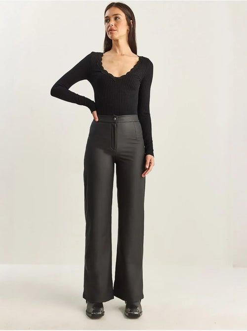 Pantalon taille haute à jambes larges en similicuir lucci - Kiabi Pantalon taille haute à jambes larges en similicuir lucci - Kiabi