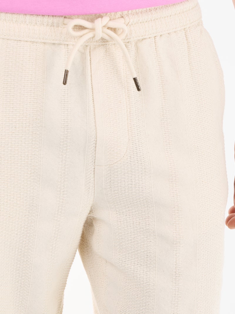 Pantalon uni en matière texturée Beige - Kiabi