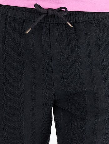 Pantalon uni en matière texturée
