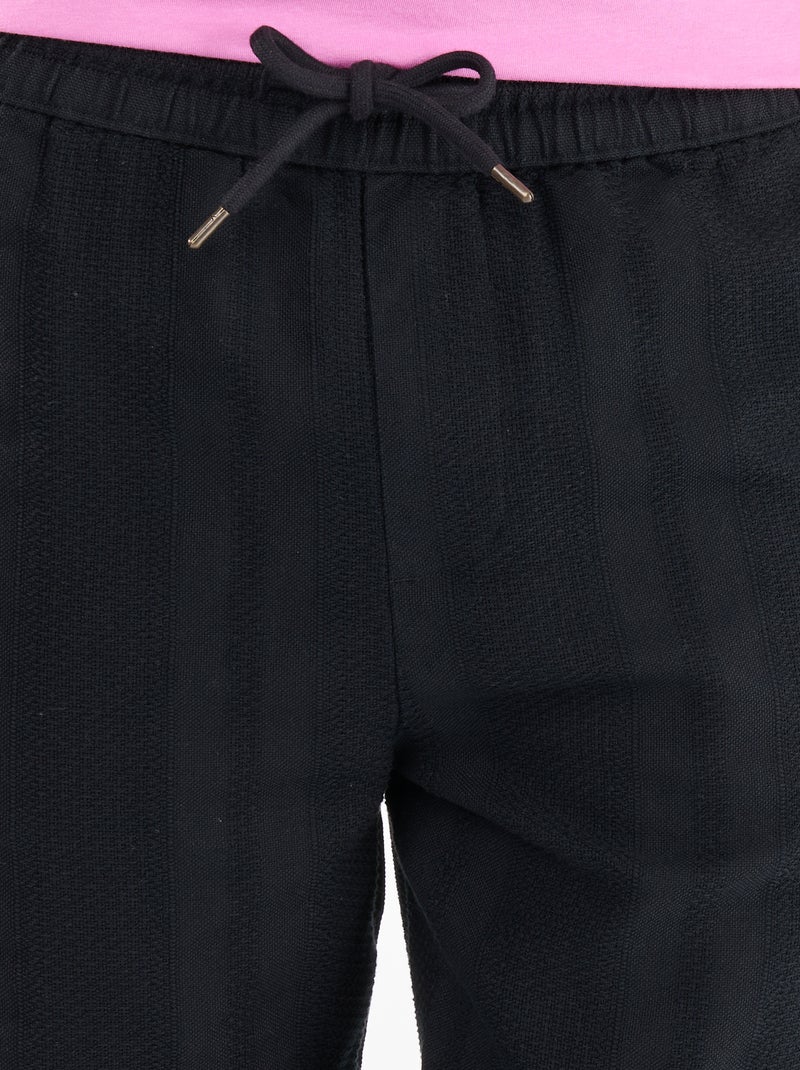Pantalon uni en matière texturée Noir - Kiabi