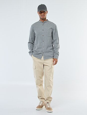 Pantalon uni multipoches avec taille élastiquée