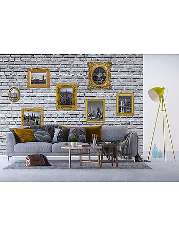 Papier peint intissé - Cadres dorés de monuments sur un mur de briques grises- 360x270 cm