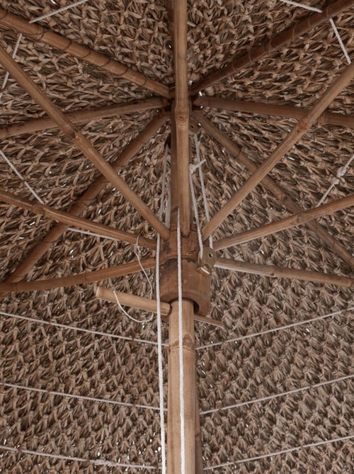 Parasol en bambou avec toit en feuilles de bananier - Kiabi