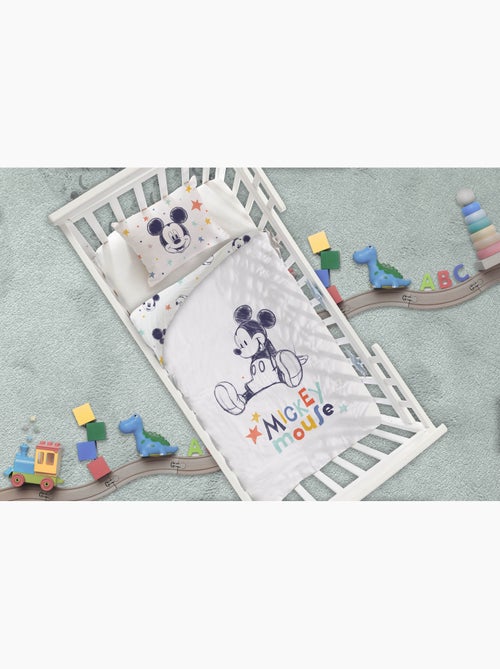 Parure Bébé Disney Mickey Mouse 100x140cm + Taie 40x60cm – Sketch Étoiles Blanc – 100% Coton - Kiabi Parure Bébé Disney Mickey Mouse 100x140cm + Taie 40x60cm – Sketch Étoiles Blanc – 100% Coton - Kiabi