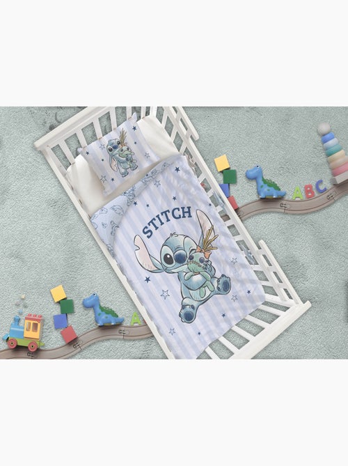 Parure Bébé Disney Stitch 100x140cm + Taie 40x60cm – Rayures Bleu Doux – 100% Coton – Licence Offici - Kiabi Parure Bébé Disney Stitch 100x140cm + Taie 40x60cm – Rayures Bleu Doux – 100% Coton – Licence Offici - Kiabi