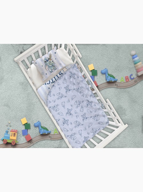 Parure Bébé Disney Stitch 100x140cm + Taie 40x60cm – Rayures Bleu Doux – 100% Coton – Licence Offici - Kiabi Parure Bébé Disney Stitch 100x140cm + Taie 40x60cm – Rayures Bleu Doux – 100% Coton – Licence Offici - Kiabi