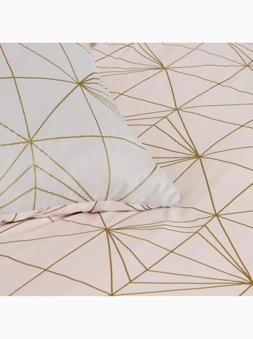 Parure de lit - COTE DECO - Géométrique - Microfibre - 240x220 cm - Rose et doré - Kiabi Parure de lit - COTE DECO - Géométrique - Microfibre - 240x220 cm - Rose et doré - Kiabi