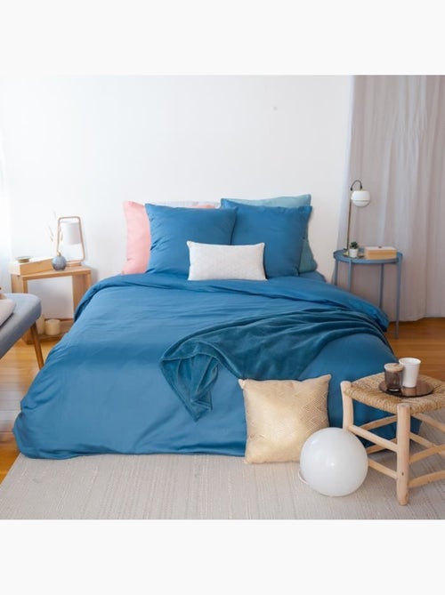 Parure de lit - cote deco - satin 100% coton - bleu indigo - 260x240 cm - 2 taies d'oreiller - Kiabi Parure de lit - cote deco - satin 100% coton - bleu indigo - 260x240 cm - 2 taies d'oreiller - Kiabi
