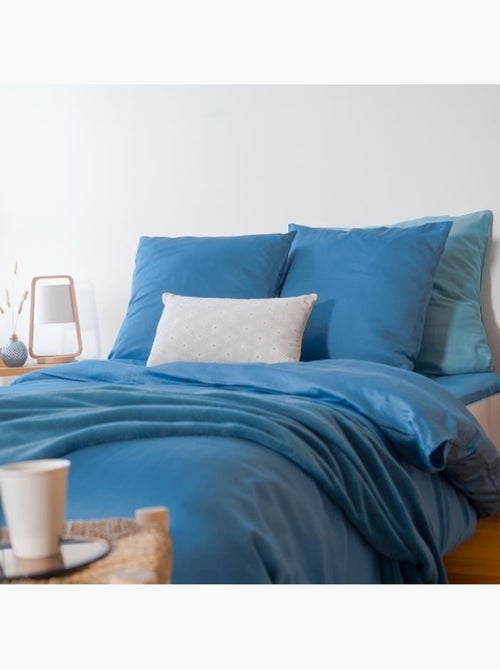Parure de lit - cote deco - satin 100% coton - bleu indigo - 260x240 cm - 2 taies d'oreiller - Kiabi Parure de lit - cote deco - satin 100% coton - bleu indigo - 260x240 cm - 2 taies d'oreiller - Kiabi