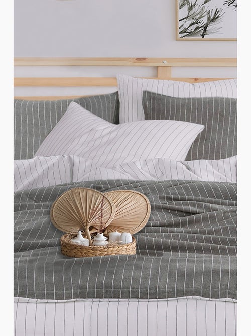 Parure de lit 100% coton tisse teint Kaki - Kiabi Parure de lit 100% coton tisse teint Kaki - Kiabi