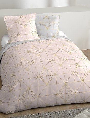 Product Vous allez adorer ces détails dorés ultra chic - Parure de lit 2 personnes réversible - 1 housse de couette 240 x 220 cm - 2 taies d'oreiller 63 x 63 cm - En microfibre - Imprimé géométrique doré - Finition boutons pressionHabillement Maison / Maison / Linge de lit adulte / Parure de lit Standard KIABI