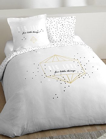 Product De jolis détails pour une touche de fantaisie à votre intérieur ! - Parure de lit 2 personnes - 1 housse de couette 240 x 220 cm - 2 taies d'oreillers 63 x 63 cm - Pur coton 51 fils - Finition boutons pression - Imprimé 'Big Love' devant + 'pois' et 'étoiles' au dosHabillement Maison / Maison / Linge de lit adulte / Parure de lit Standard KIABI