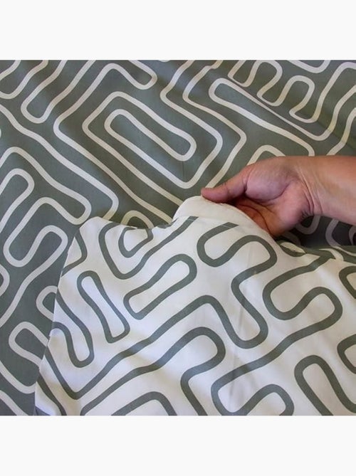 Parure de lit 220x240 cm - cote deco - géométrique gris et blanc - microfibre - réversible - adulte - Kiabi Parure de lit 220x240 cm - cote deco - géométrique gris et blanc - microfibre - réversible - adulte - Kiabi