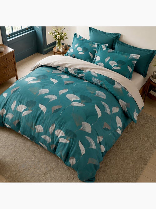 Parure de lit 260x240 cm coton motif feuille ginkgo bleu canard et ocre, apoline - Kiabi Parure de lit 260x240 cm coton motif feuille ginkgo bleu canard et ocre, apoline - Kiabi