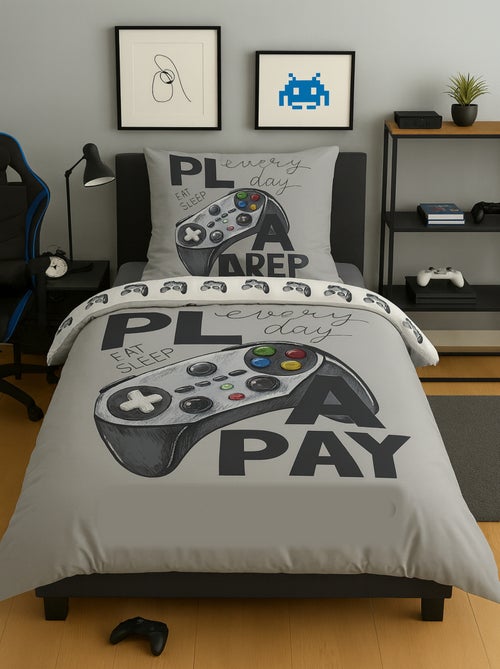 Parure de Lit Enfant Gamer, 100% Coton Oeko-Tex, Imprimée Réversible, Lit 1 Place, GAMING - Kiabi Parure de Lit Enfant Gamer, 100% Coton Oeko-Tex, Imprimée Réversible, Lit 1 Place, GAMING - Kiabi