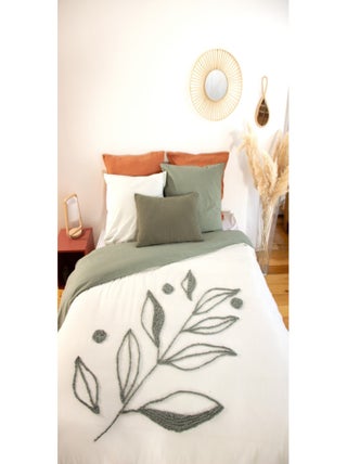Parure de lit HERBIER – 240x220 cm – Coton BCI lavé tufté – 52 fils/cm² – Vert olive