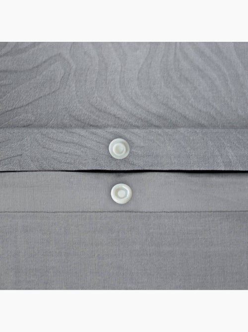 Parure de lit polyester réversible imprimé zèbre 2 places gris Ondula - Kiabi Parure de lit polyester réversible imprimé zèbre 2 places gris Ondula - Kiabi