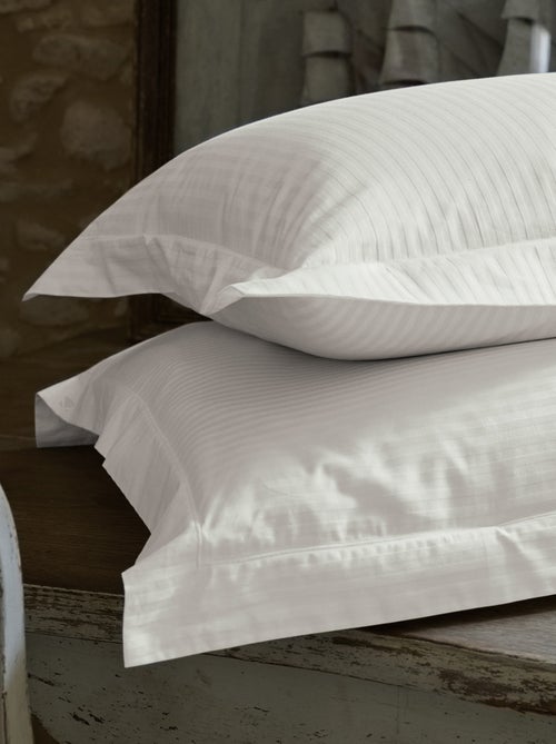 Parure de lit satin de coton CONCERTO Taie 65x65 cm A rayures - Kiabi Parure de lit satin de coton CONCERTO Taie 65x65 cm A rayures - Kiabi