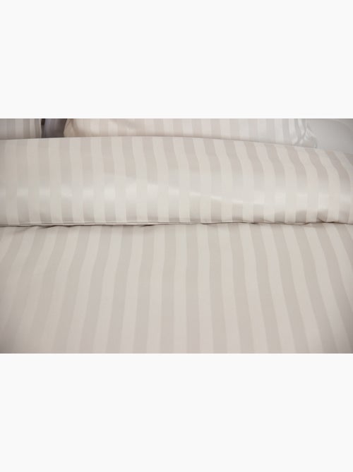 Parure de Lit Satin en Microfibre – Rayures Tissées - Kiabi Parure de Lit Satin en Microfibre – Rayures Tissées - Kiabi