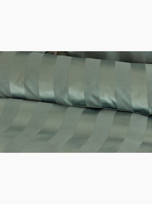 Parure de Lit Satin en Microfibre – Rayures Tissées - Kiabi Parure de Lit Satin en Microfibre – Rayures Tissées - Kiabi