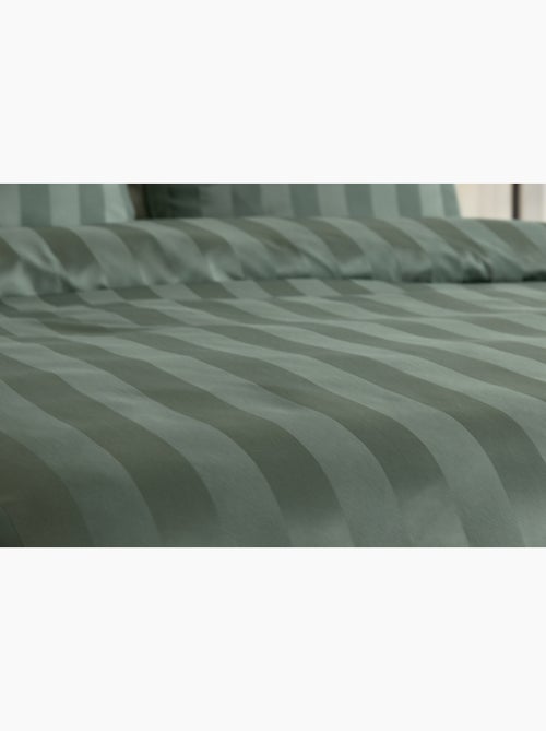 Parure de Lit Satin en Microfibre – Rayures Tissées - Kiabi Parure de Lit Satin en Microfibre – Rayures Tissées - Kiabi
