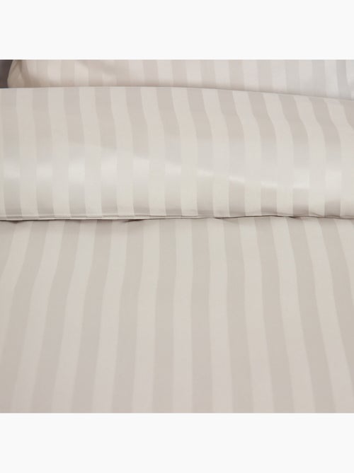 Parure housse de couette Polyester motif Rayés Satinés - Kiabi Parure housse de couette Polyester motif Rayés Satinés - Kiabi