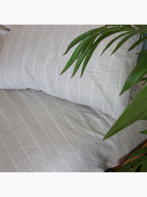 Parure housse de couette rayée gris palomagia – microfibre lavée 240x260cm - Kiabi Parure housse de couette rayée gris palomagia – microfibre lavée 240x260cm - Kiabi
