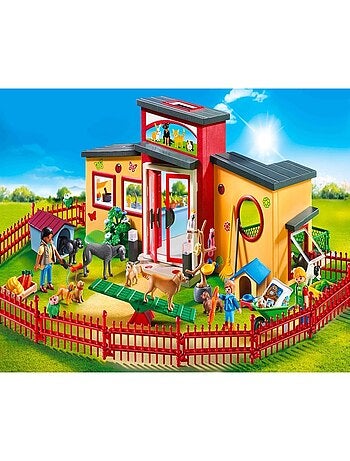 Pension des animaux avec soigneurs et enfant