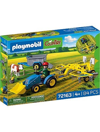 Petit tracteur avec andaineur à foin