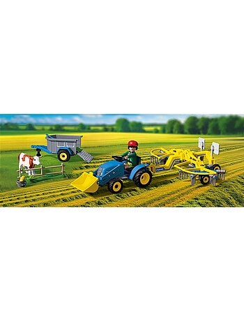 Petit tracteur avec andaineur à foin